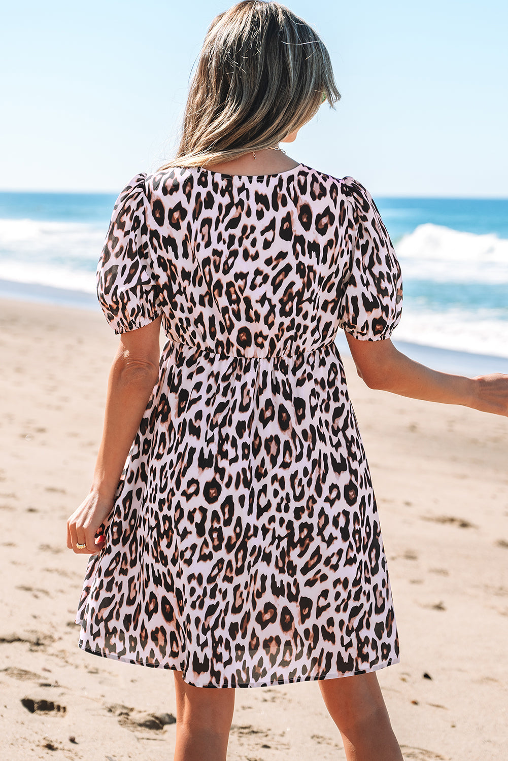 Mini-robe léopard à manches courtes bouffantes et trou de serrure noué sur le devant