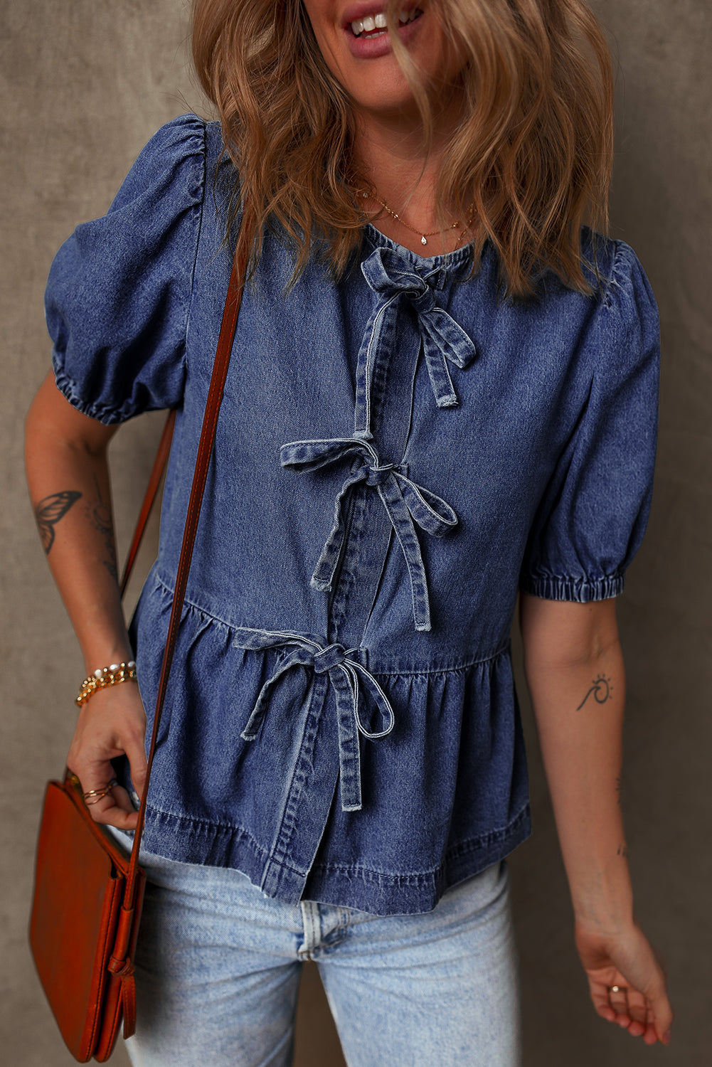 Chemise en jean à basque et manches bouffantes nouées sur le devant