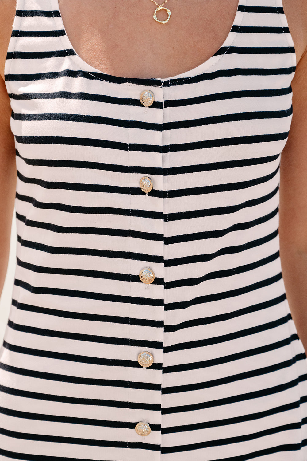 Robe longue boutonnée sans manches à imprimé rayé blanc