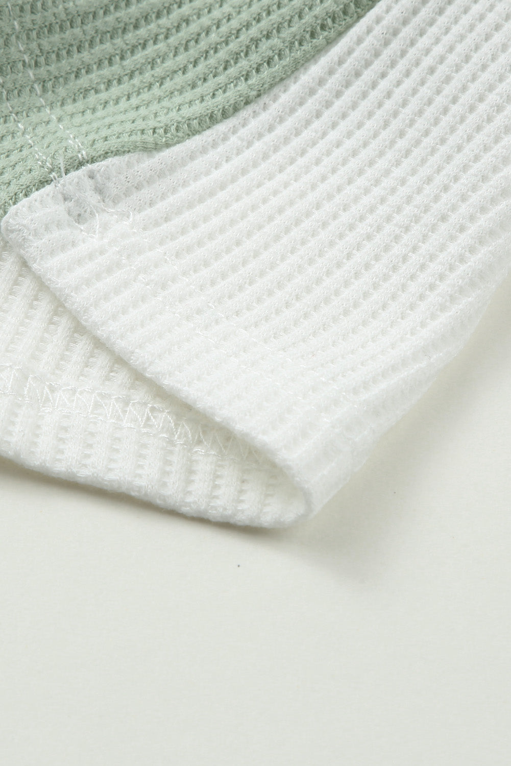 Débardeur en tricot gaufré à col en V et blocs de couleurs