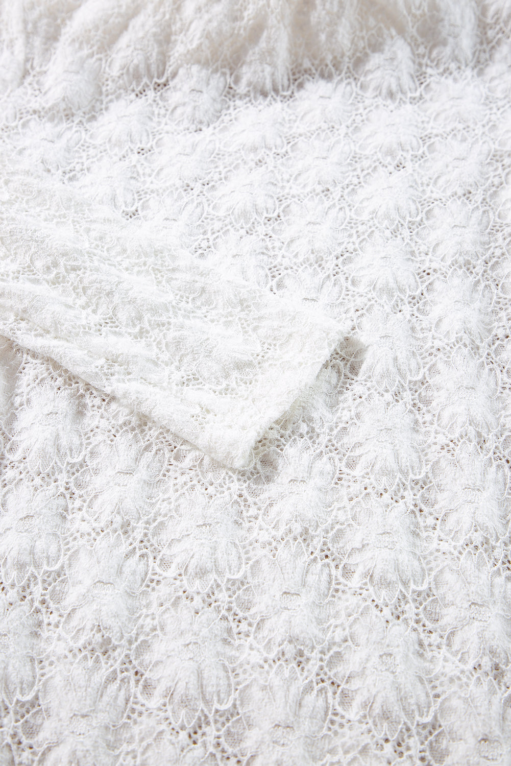 Haut a manches longues et col montant en dentelle florale