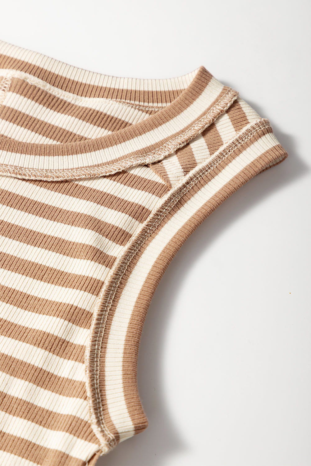 Haut sans manches à col rond et coutures apparentes