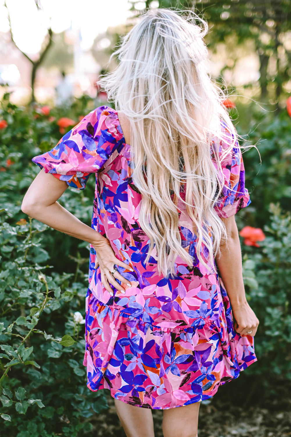 Robe à volants à manches courtes bouffantes et imprimé floral violet