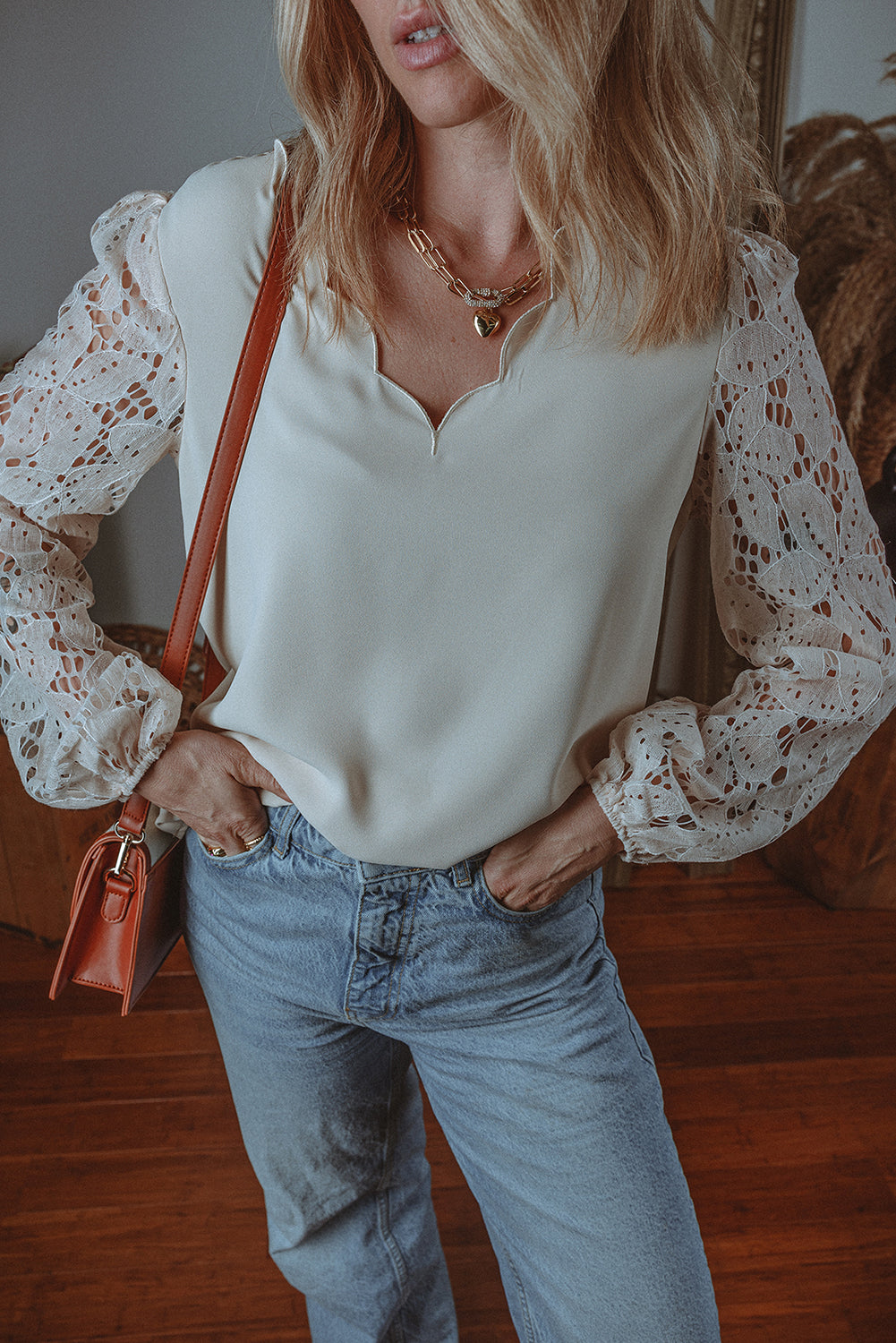 Blouse festonnée a manches lanternes creuses en dentelle a encolure en V