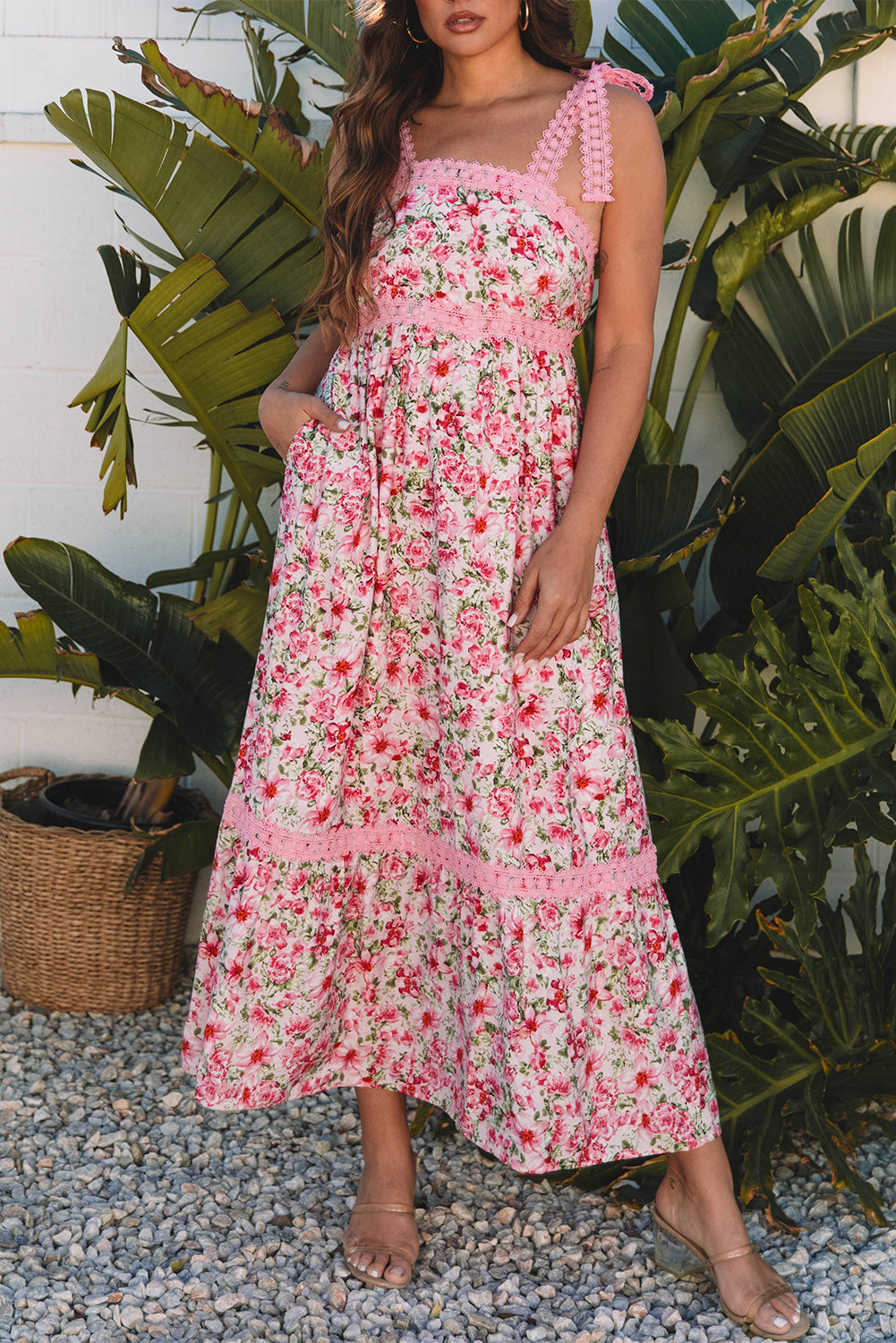 Robe longue taille empire en dentelle florale avec bretelles nouées