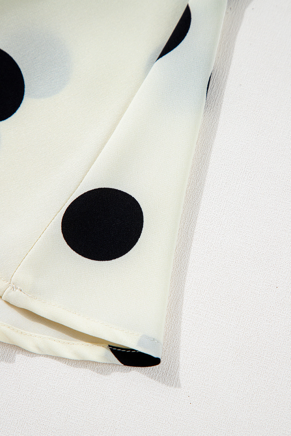 Mini-robe à pois, col en V, manches bouffantes et surplis