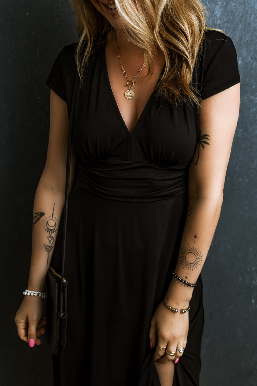 Robe longue froncée à manches courtes et taille haute à col en V