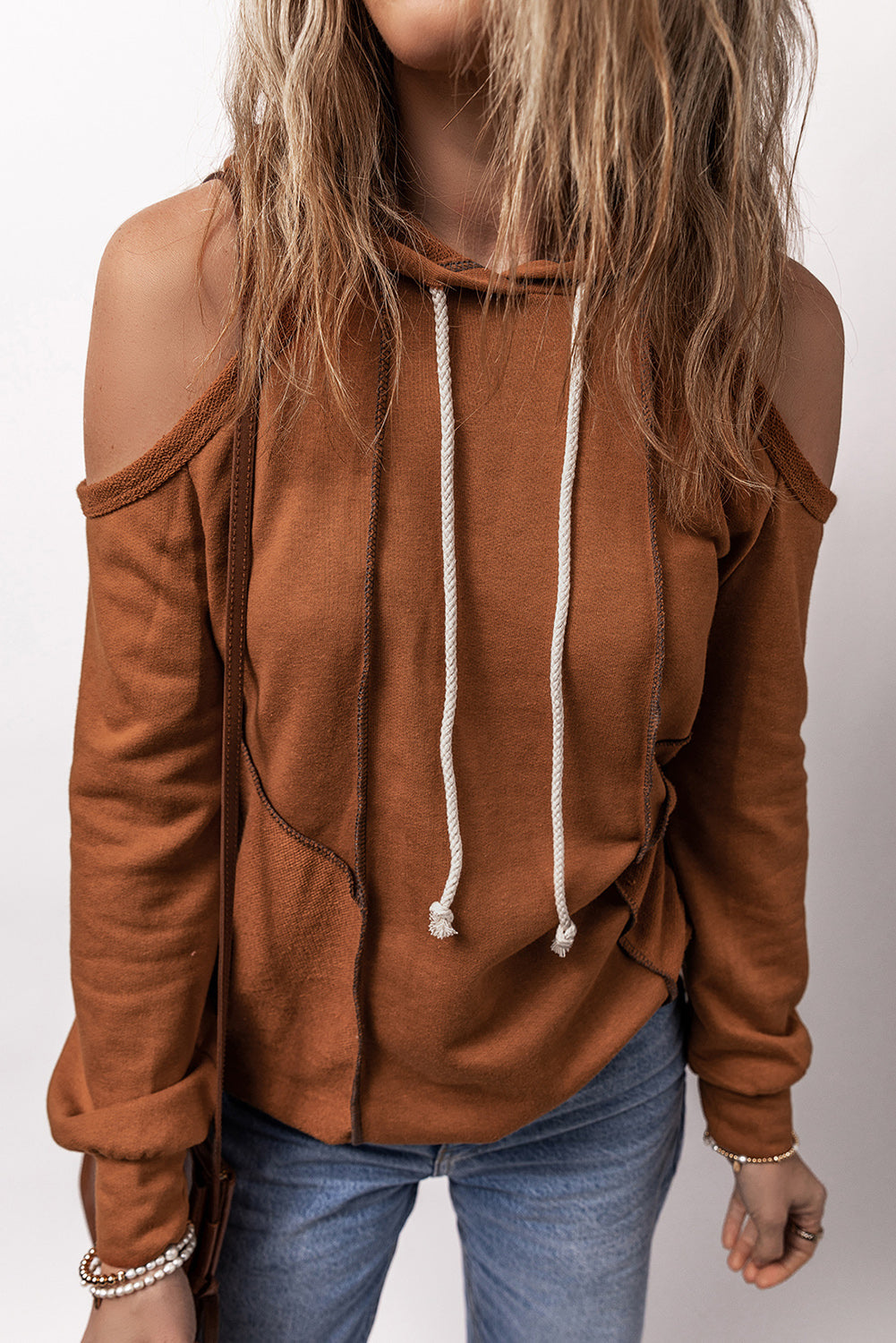 Sweat à capuche avec cordon de serrage et épaules dénudées à coutures apparentes