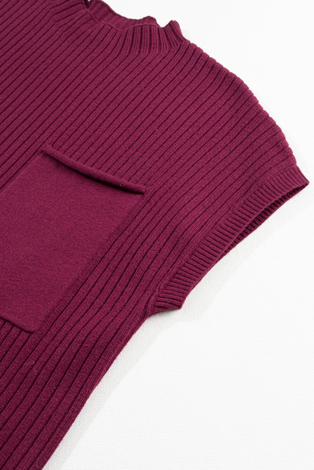 Robe pull en tricot côtelé a manches courtes et poche plaquée