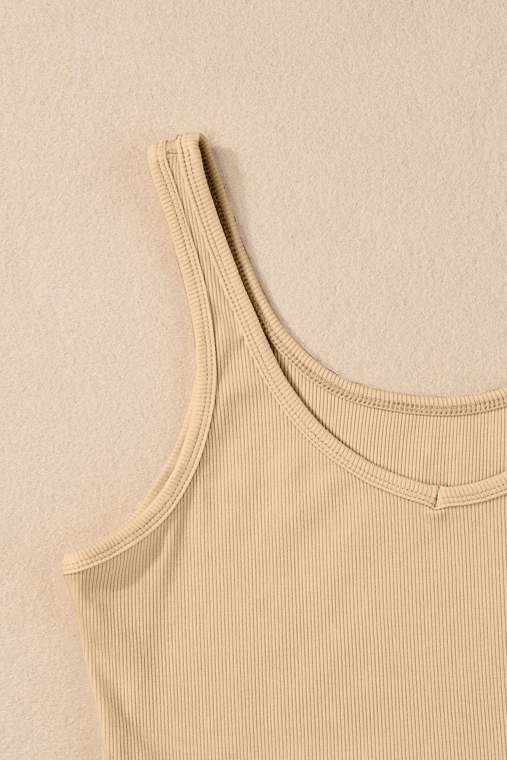 Haut court fourreau sans manches en tricot côtelé