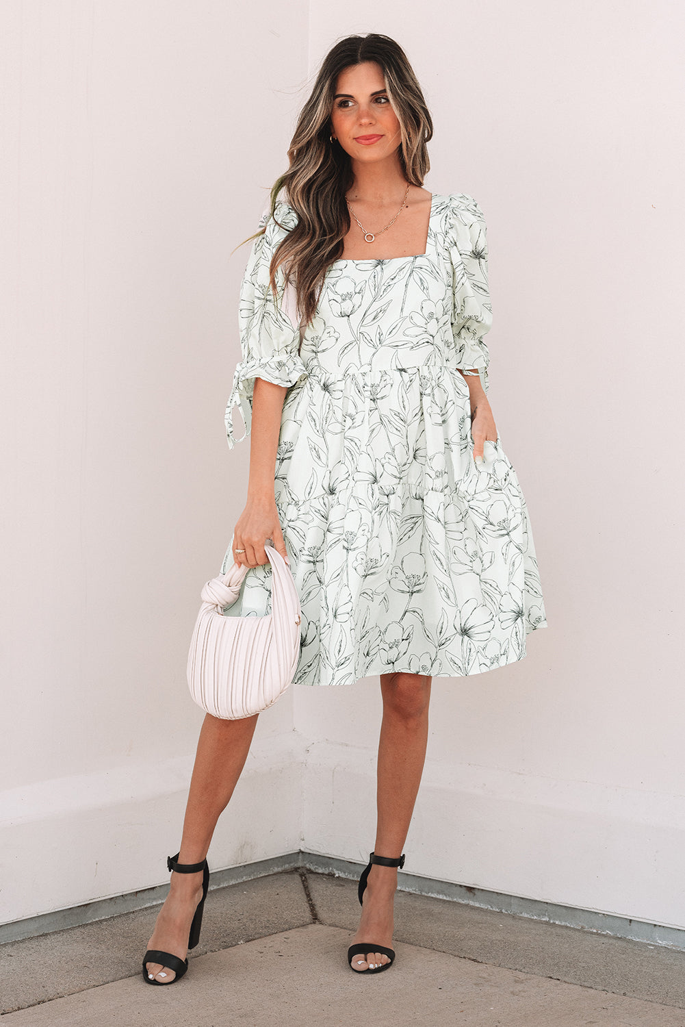 Mini-robe à imprimé floral, col carré, dos froncé, manches bouffantes
