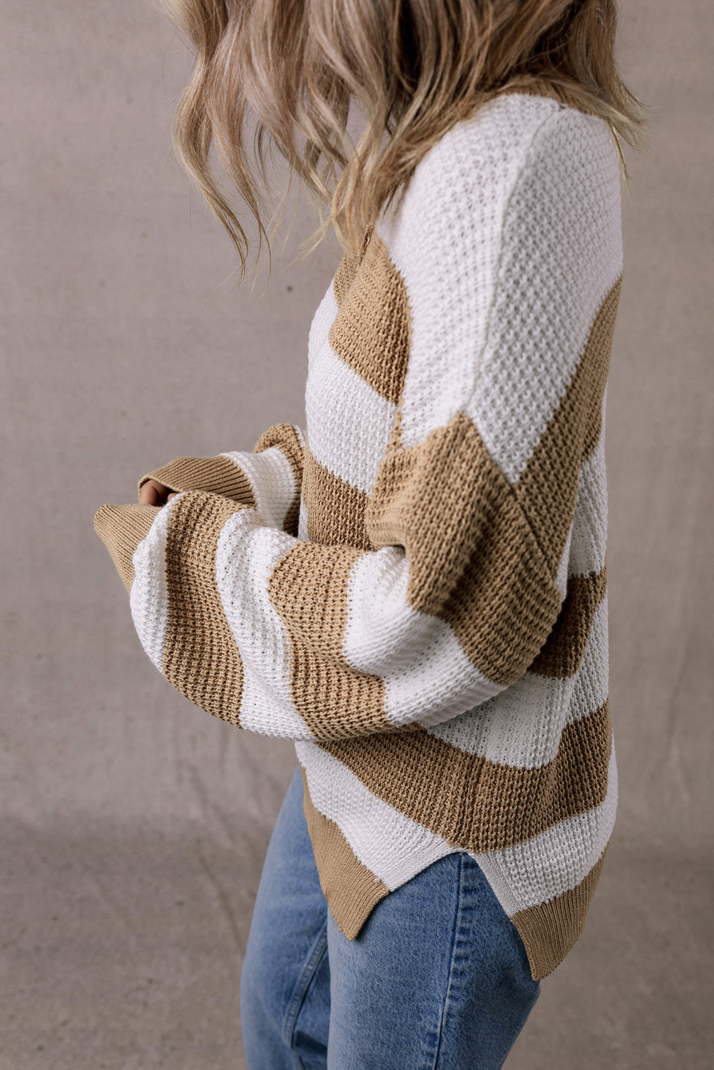 Pull rayé color block a épaules tombantes et fente latérale