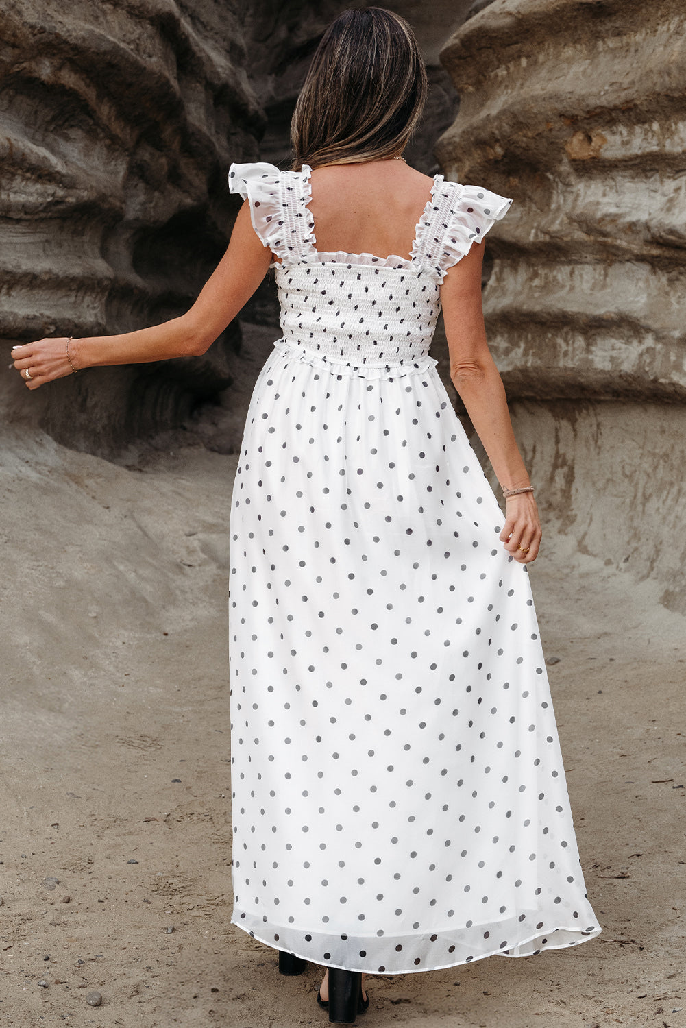 Robe longue à pois, manches flottantes, col carré et smocks