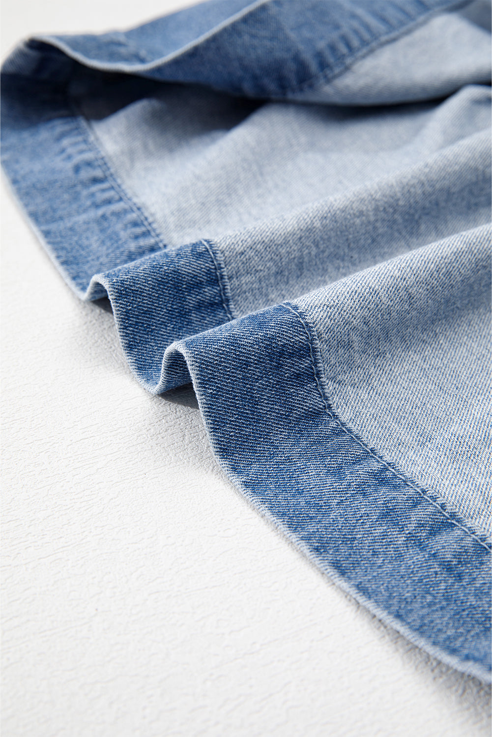 Chemise en jean péplum nouée sur le devant a manches bulles