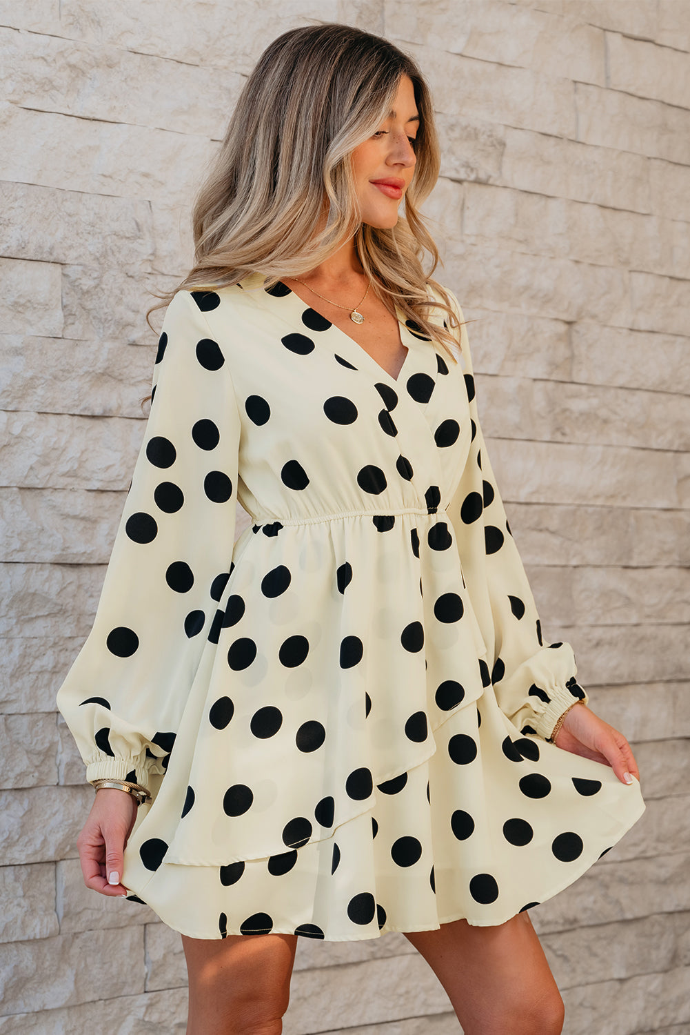 Mini-robe à pois, col en V, manches bouffantes et surplis