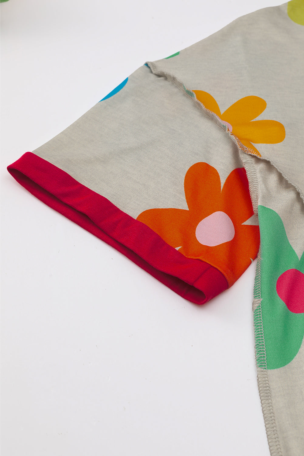 T-shirt a épaules tombantes et bordure contrastée avec œillets floraux
