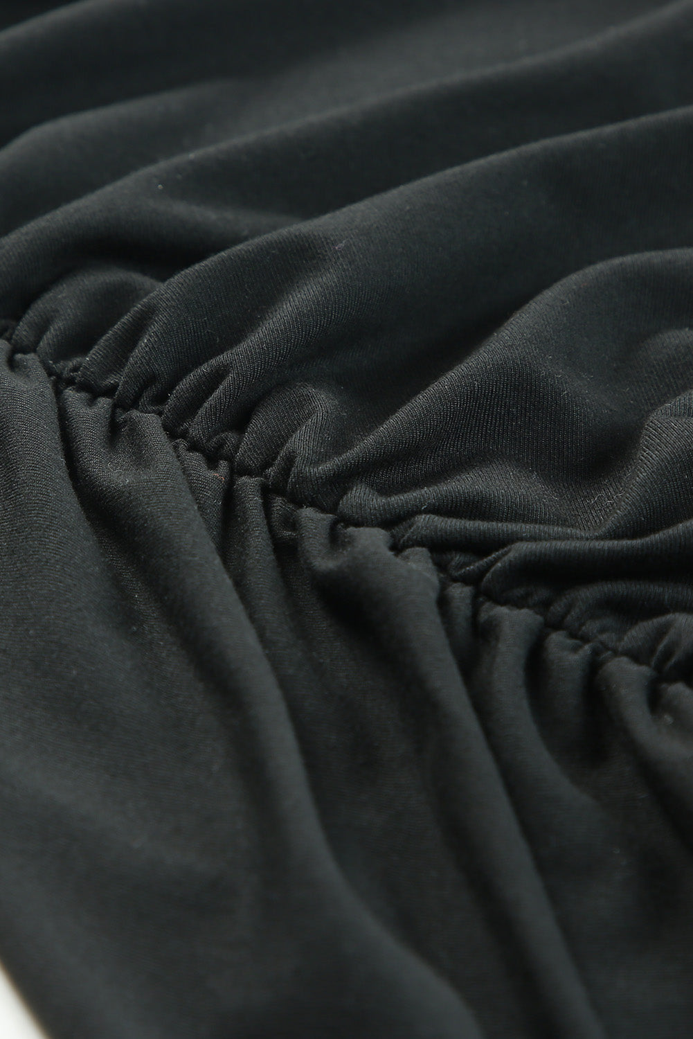 Robe moulante froncée a une épaule et a manches courtes