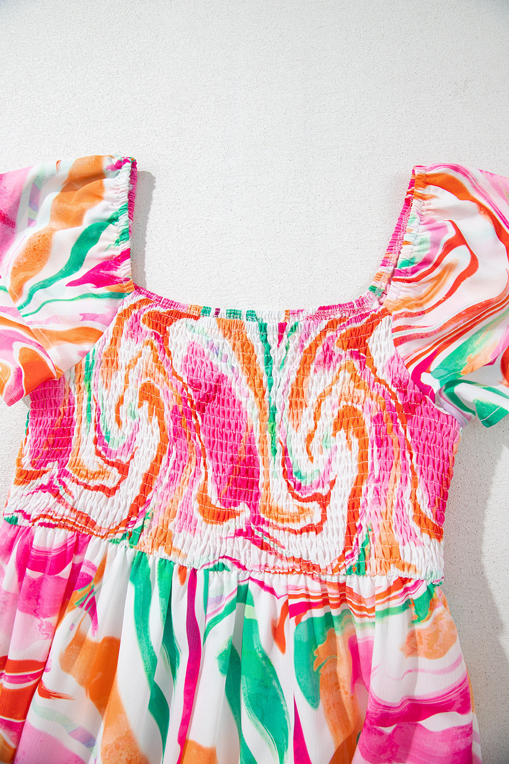 Robe longue à imprimé abstrait, manches à volants et buste froncé