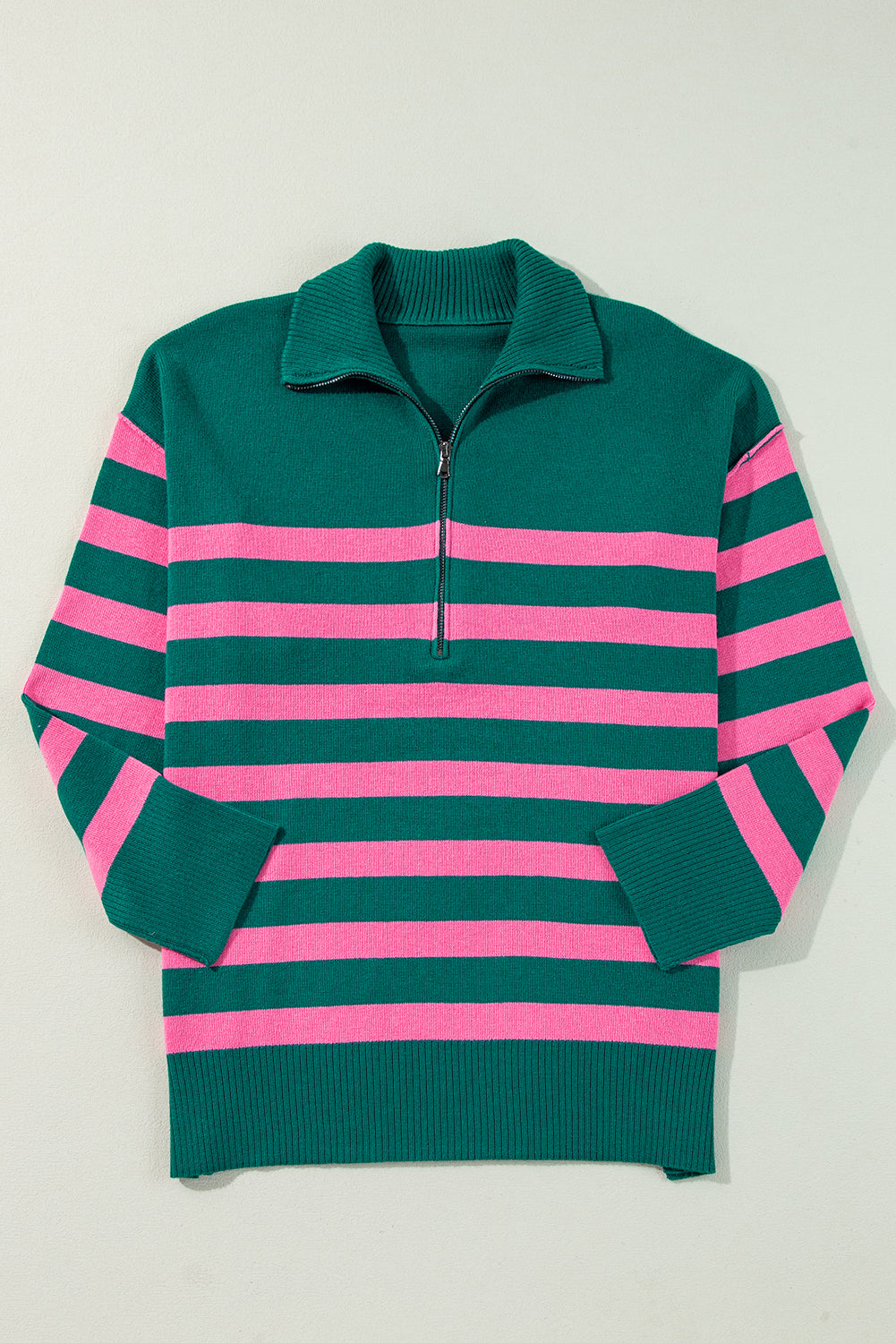 Pull surdimensionné a col et fermeture éclair sur un quart