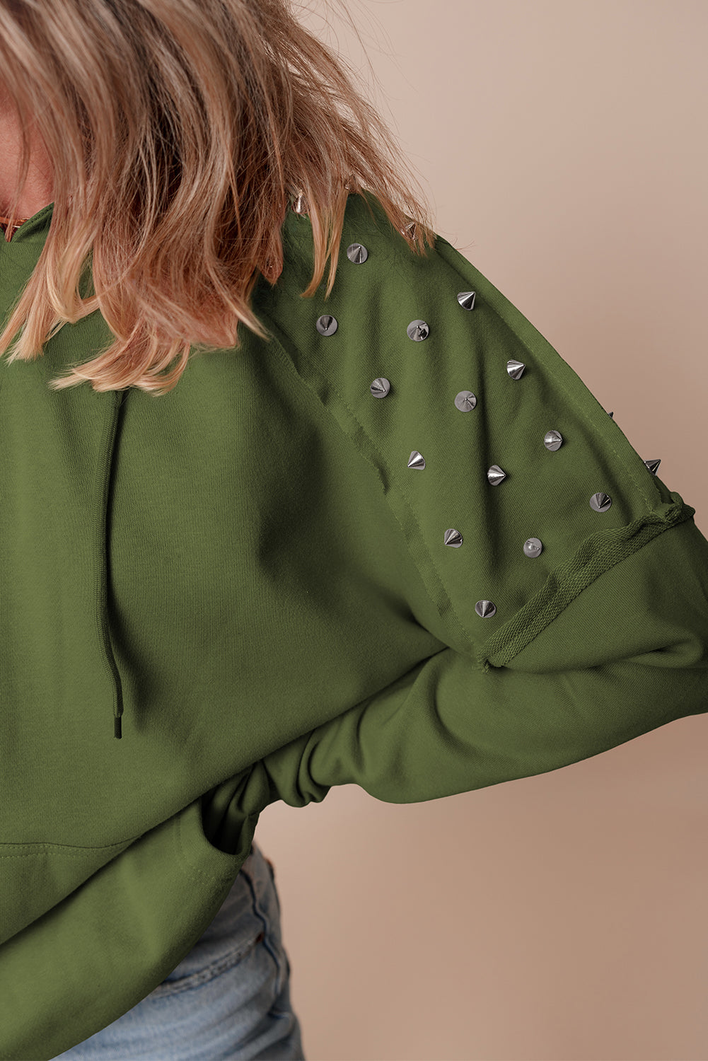 Sweat à capuche à manches raglan et rivets de couleur unie avec poche