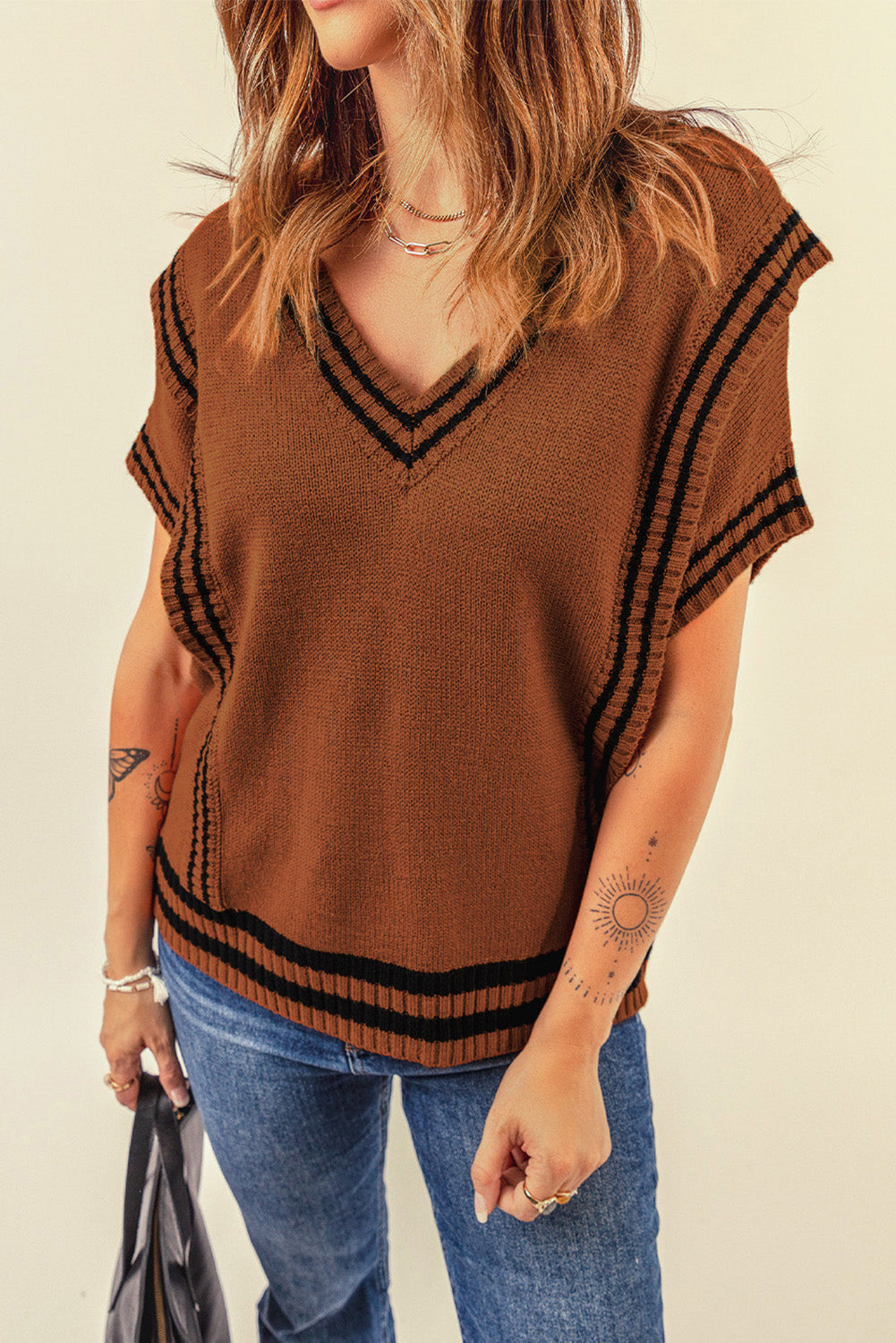 Pull à manches courtes avec bordures à rayures contrastées et col en V