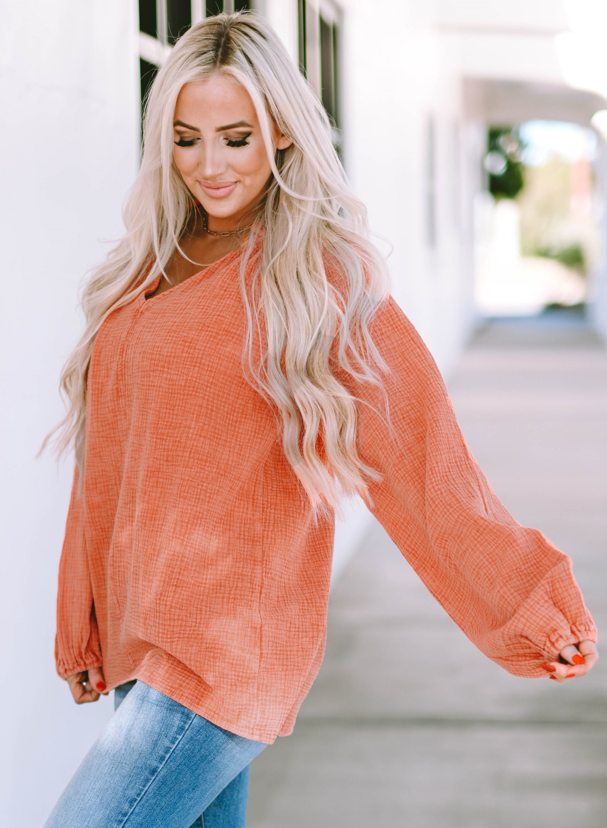 Blouse texturée froissée à volants et manches bouffantes à col fendu