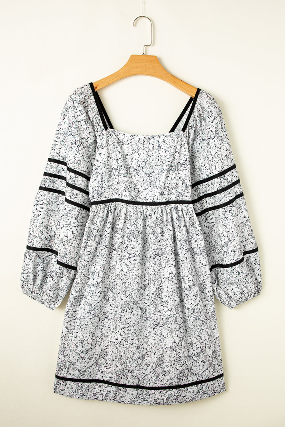 Mini-robe a imprimé floral, dos ouvert, manches ballon, col carré