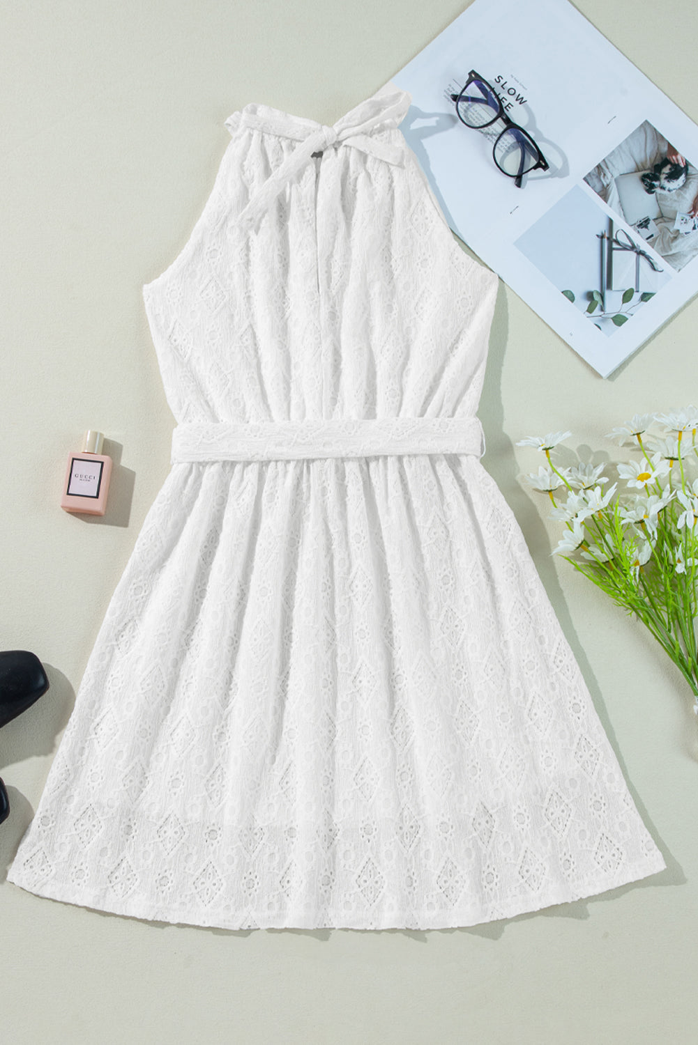 Mini-robe en dentelle sans manches avec nœud et dos ajouré et taille nouée