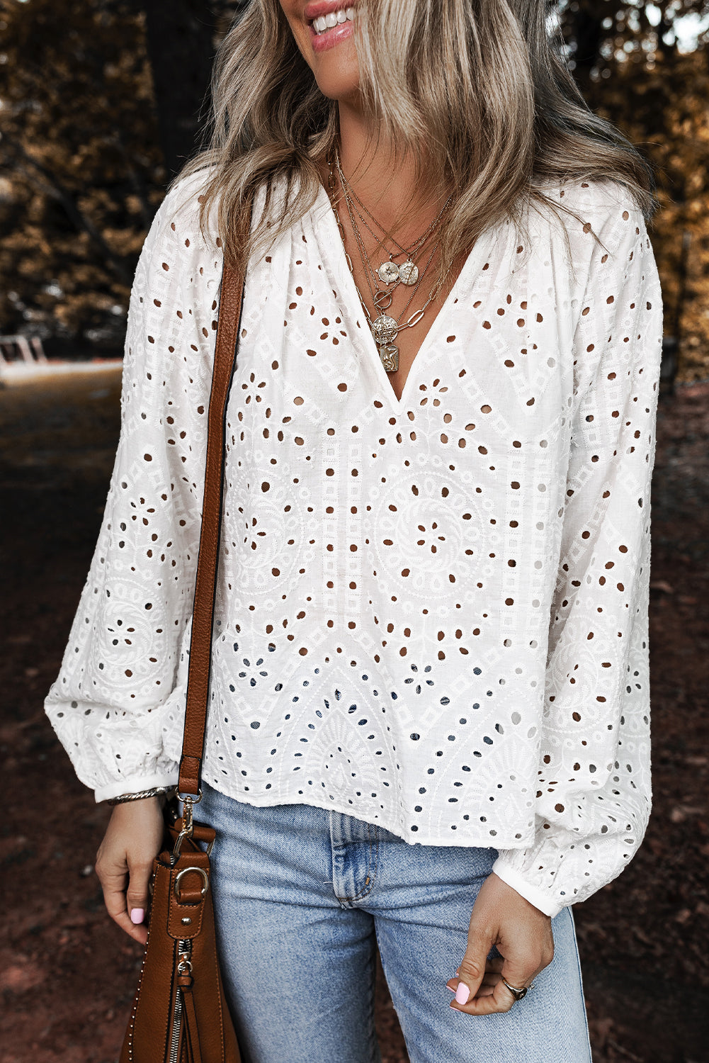 Blouse a col en V et manches bouffantes brodées a œillets