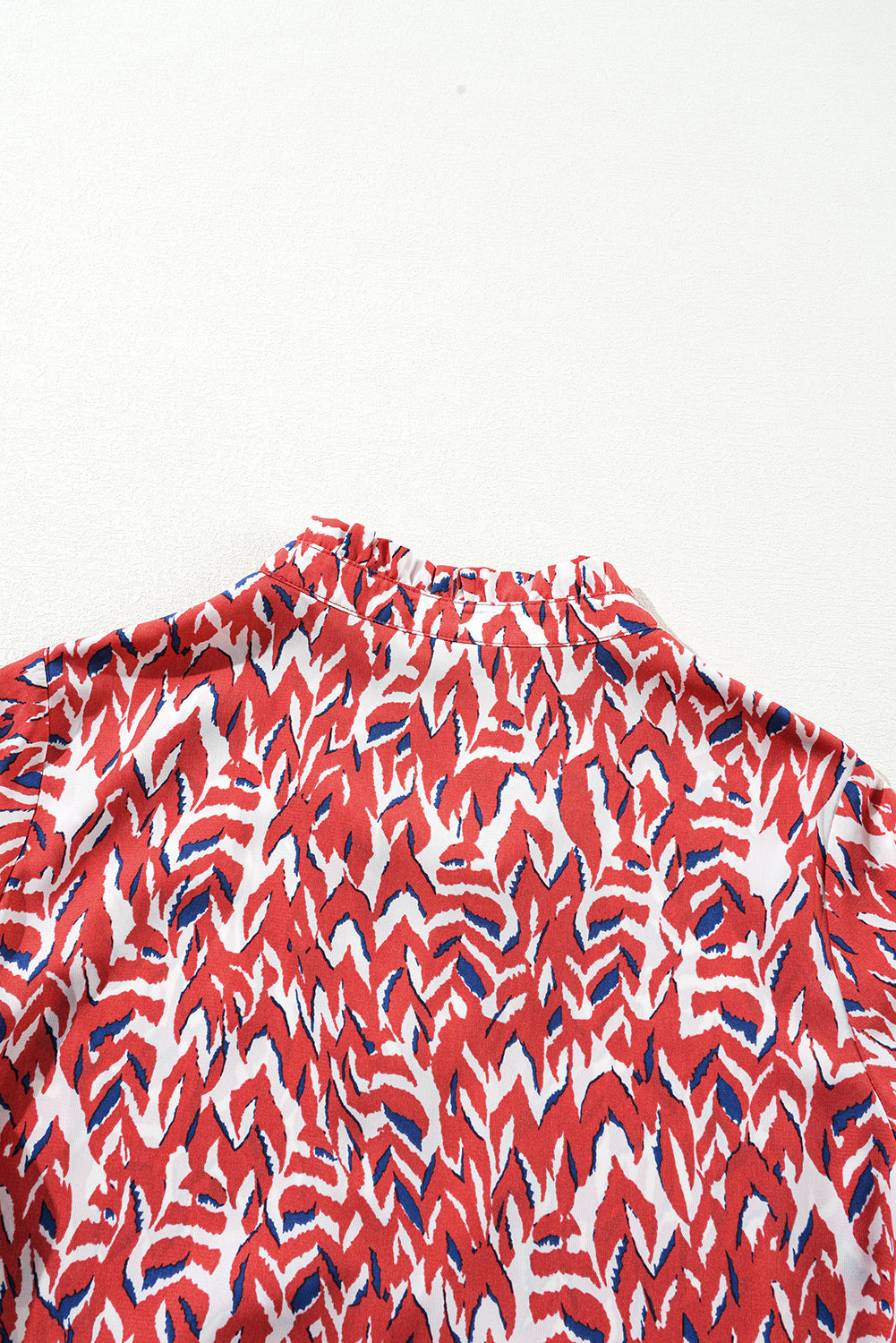 Robe midi plissée taille haute a col en V et imprimé abstrait