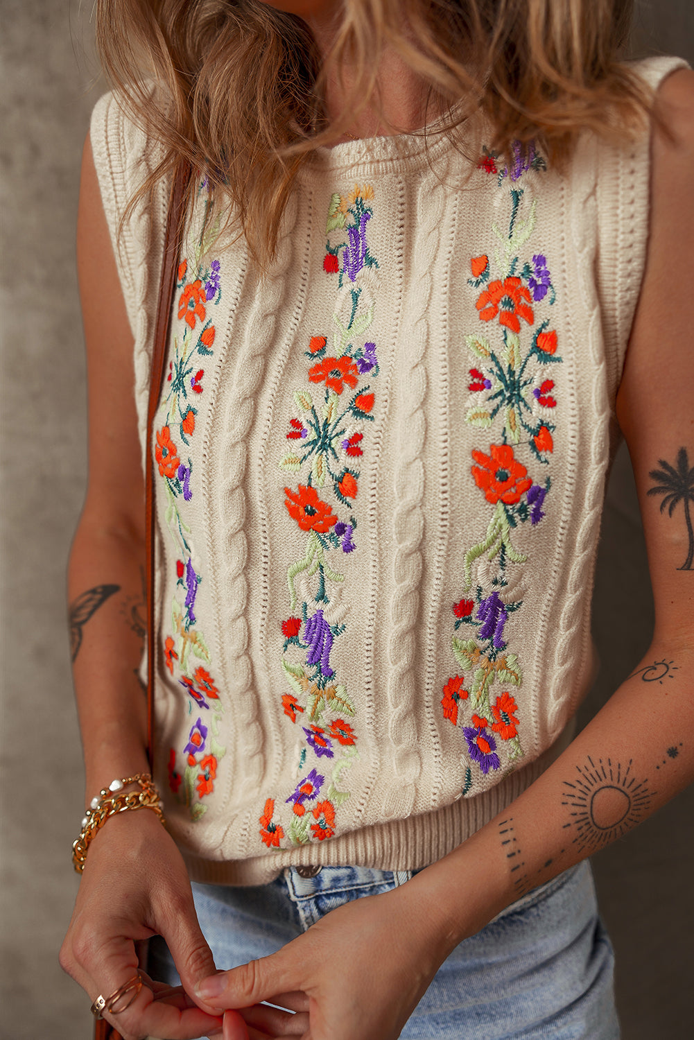 Gilet pull en tricot torsadé floral brodé