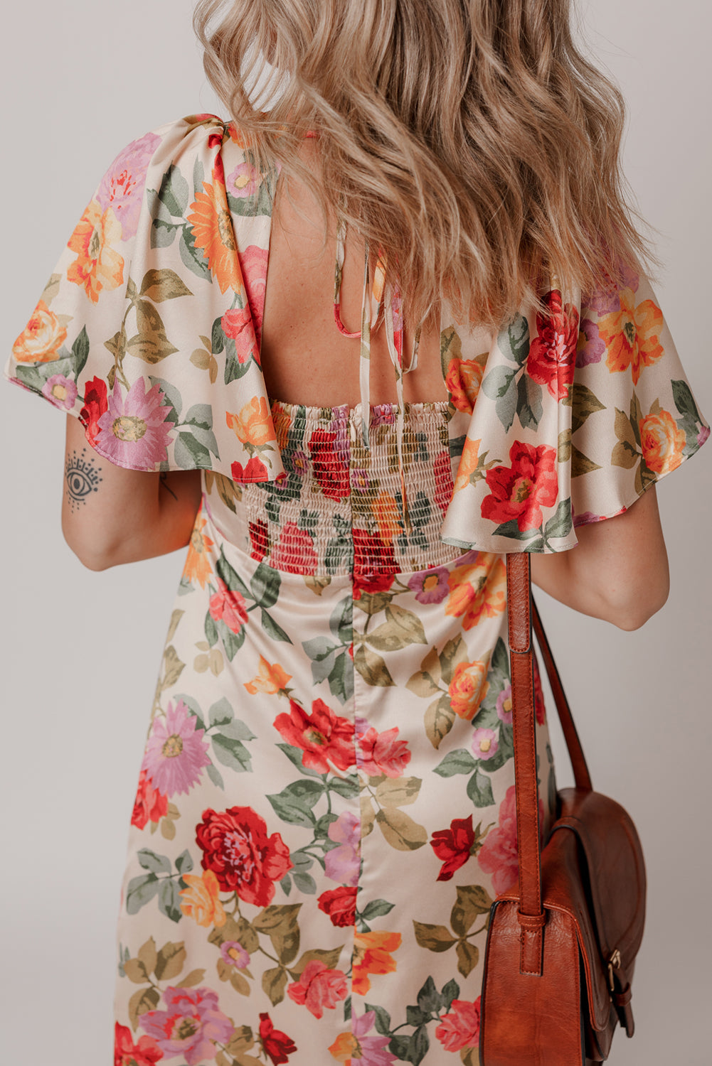 Robe longue fendue à fleurs vintage, col en V, manches courtes et lien au dos