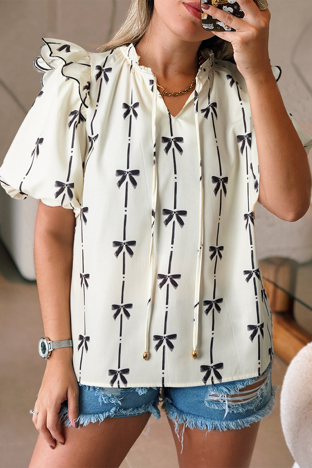 Blouse a col en V cranté et a volants imprimés avec nœud