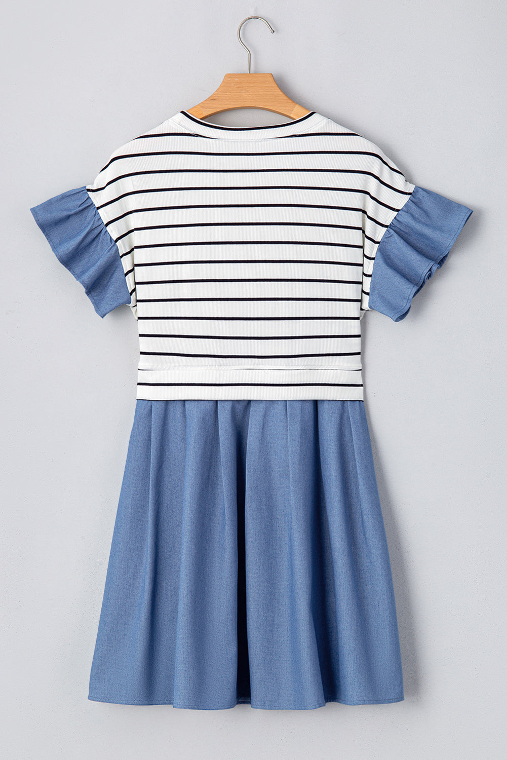 Mini-robe en denim a volants et patchwork a col rond