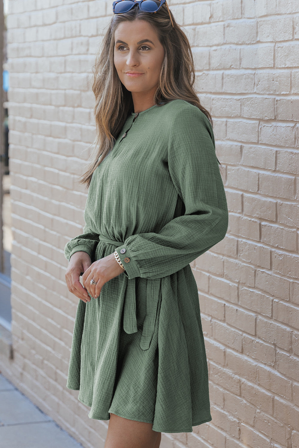 Mini-robe plissée ceinturée à manches bouffantes et col boutonné