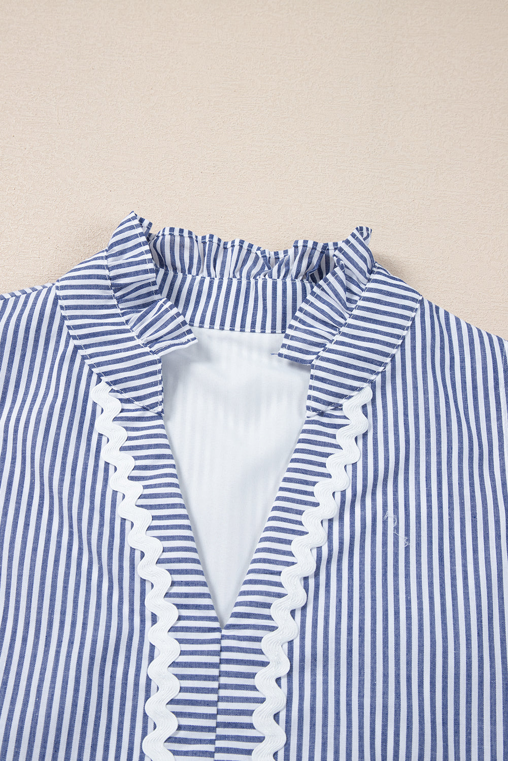 Robe courte sans manches à col en V cranté et à motif contrasté