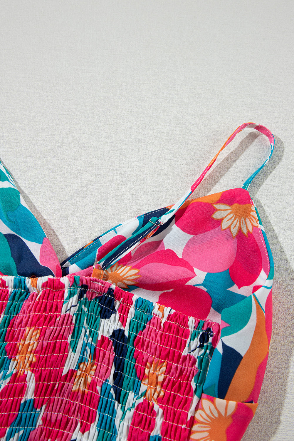 Robe longue à fleurs torsadée et smockée dans le dos