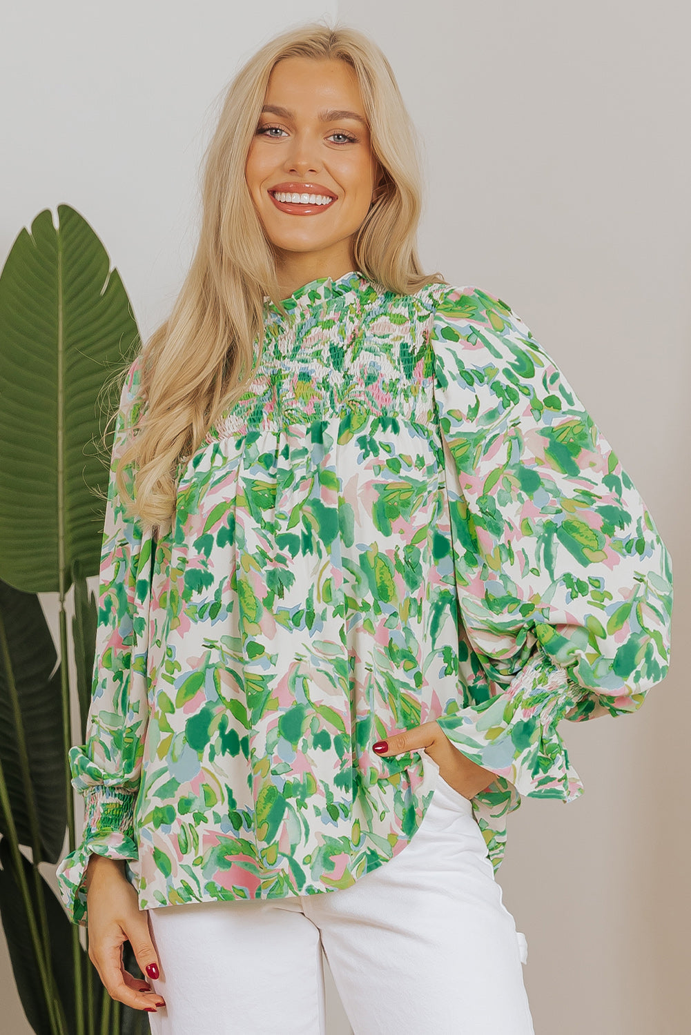 Blouse froncée a col montant et manches volantées imprimées de feuilles