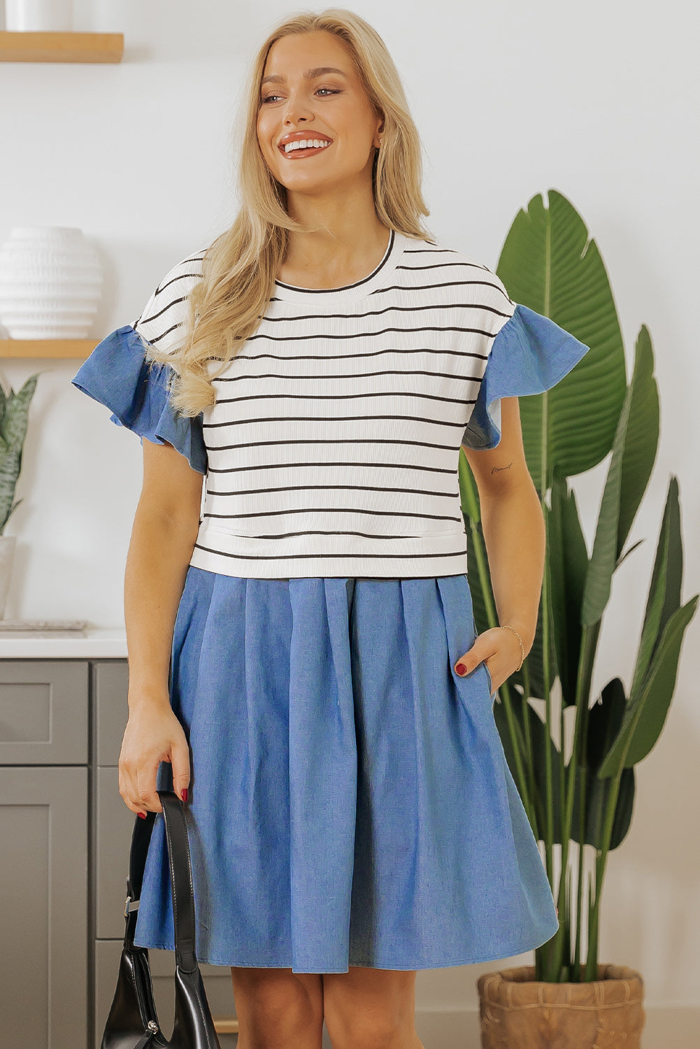 Mini-robe en denim a volants et patchwork a col rond