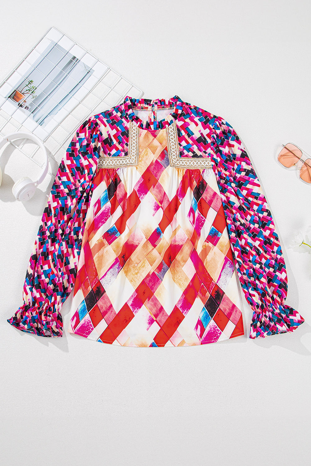 Chemisier à manches bouffantes et motifs géométriques abstraits en patchwork