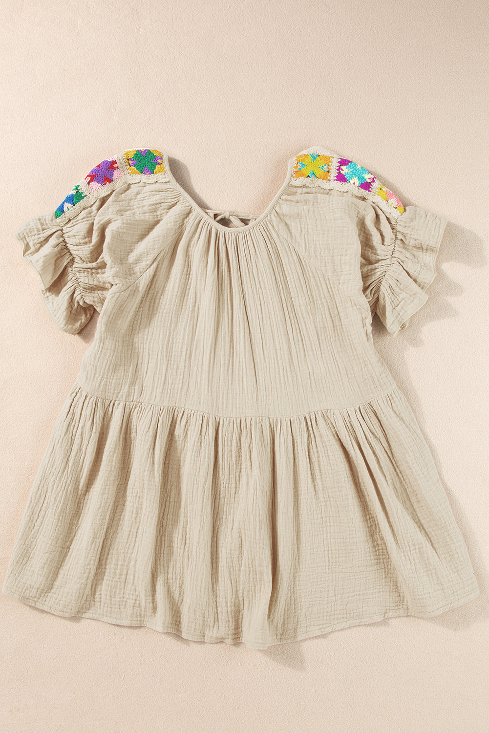Blouse brodée froissée à manches bulles et col noué