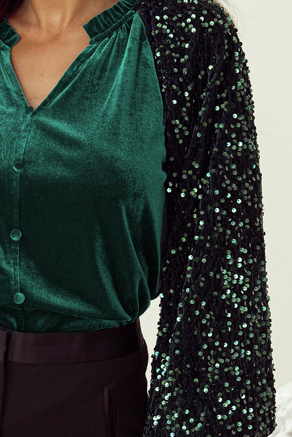 Haut boutonné en velours à manches patchwork et sequins