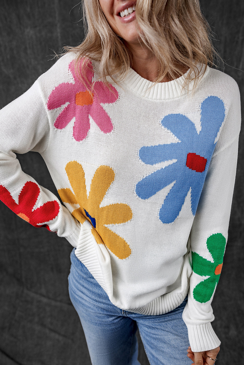 Pull a col rond a motif de grandes fleurs colorées