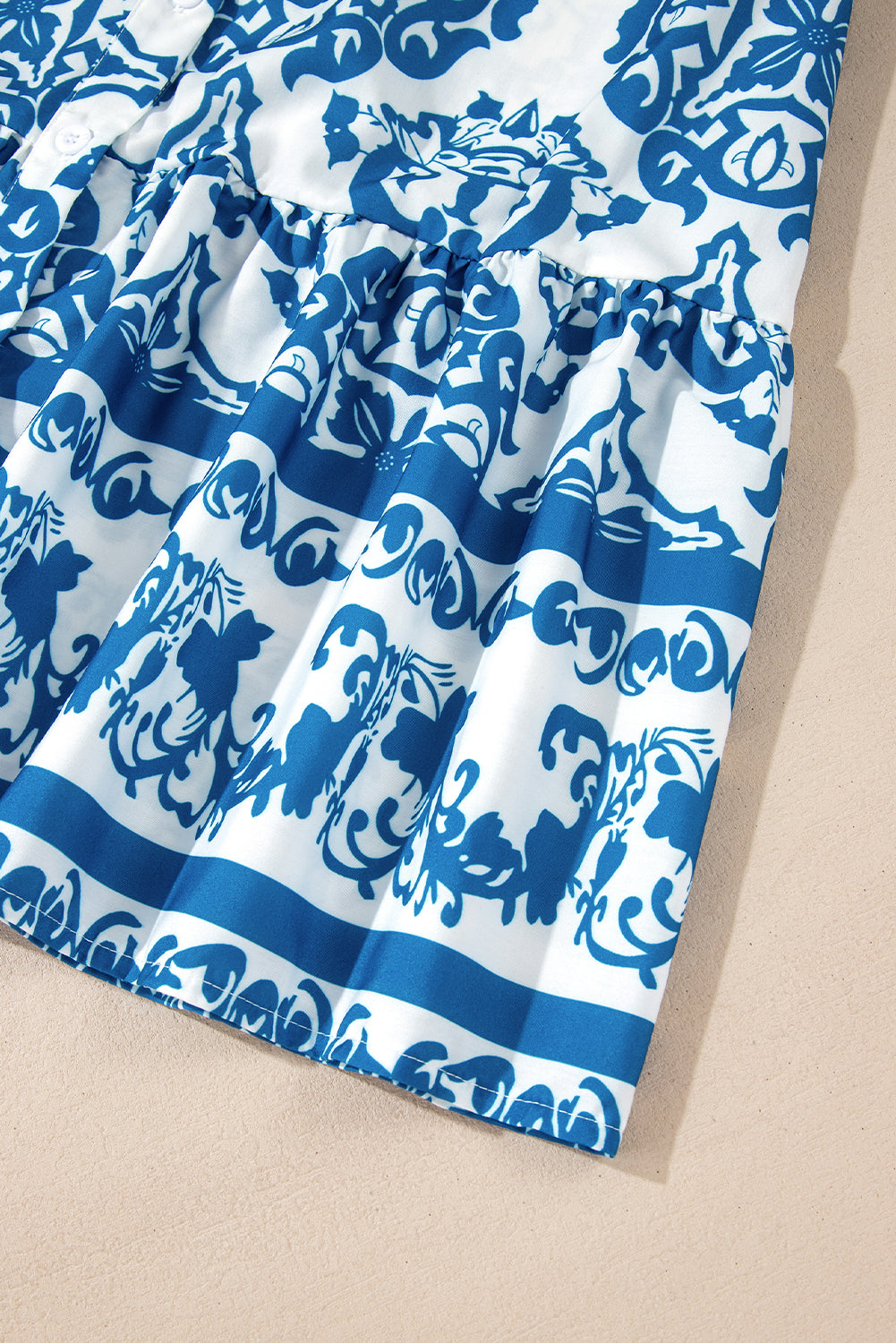 Mini-robe ample boutonnée a imprimé tribal et col cranté