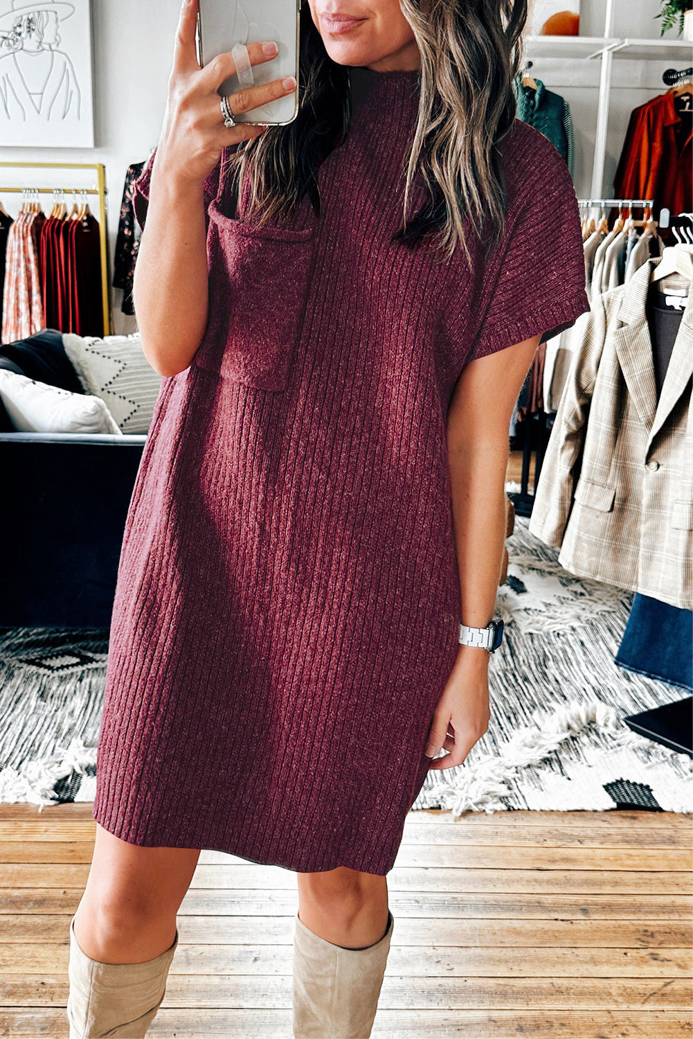 Robe pull en tricot côtelé a manches courtes et poche plaquée