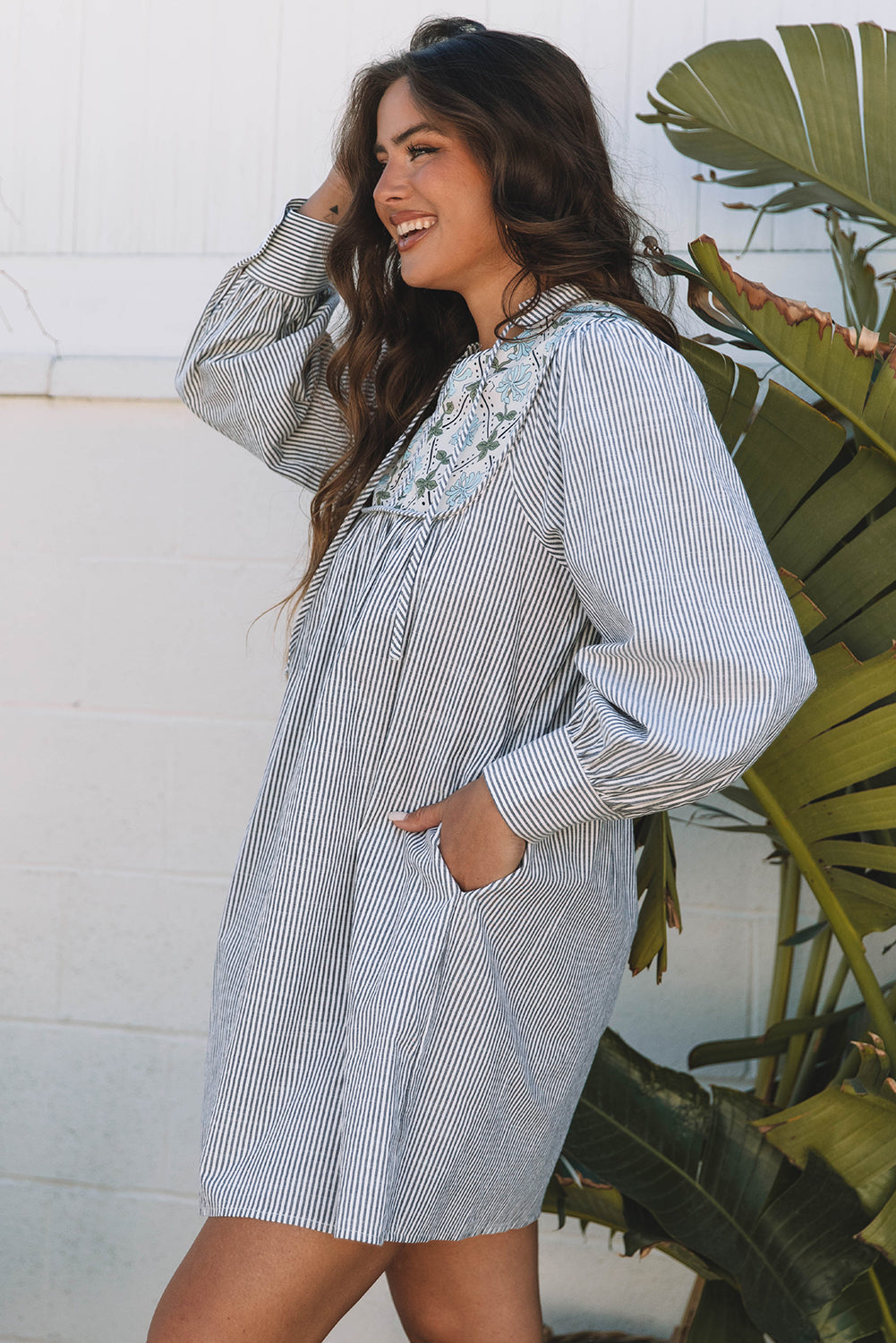 Mini-robe droite à manches longues et col en V noué en patchwork floral