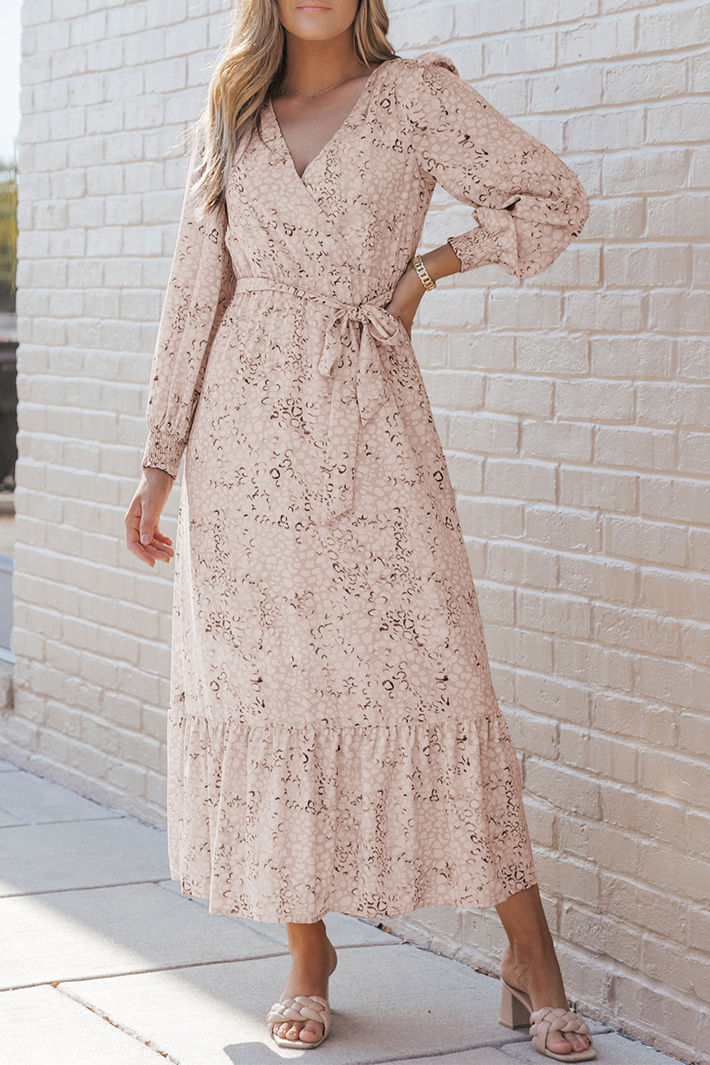 Robe longue à manches bouffantes et col surplis avec ceinture