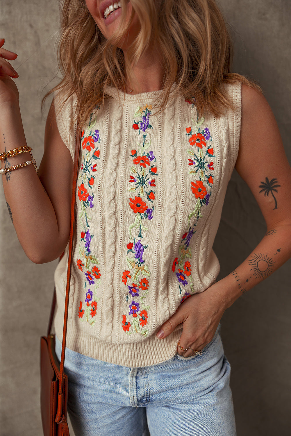 Gilet pull en tricot torsadé floral brodé
