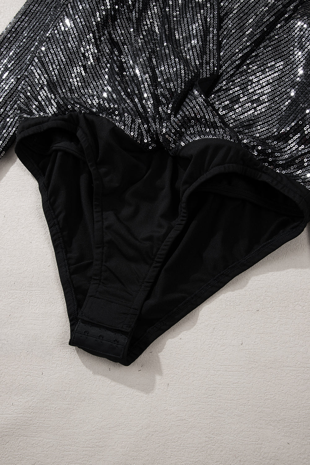 Body en maille a paillettes et manches longues a col surplis