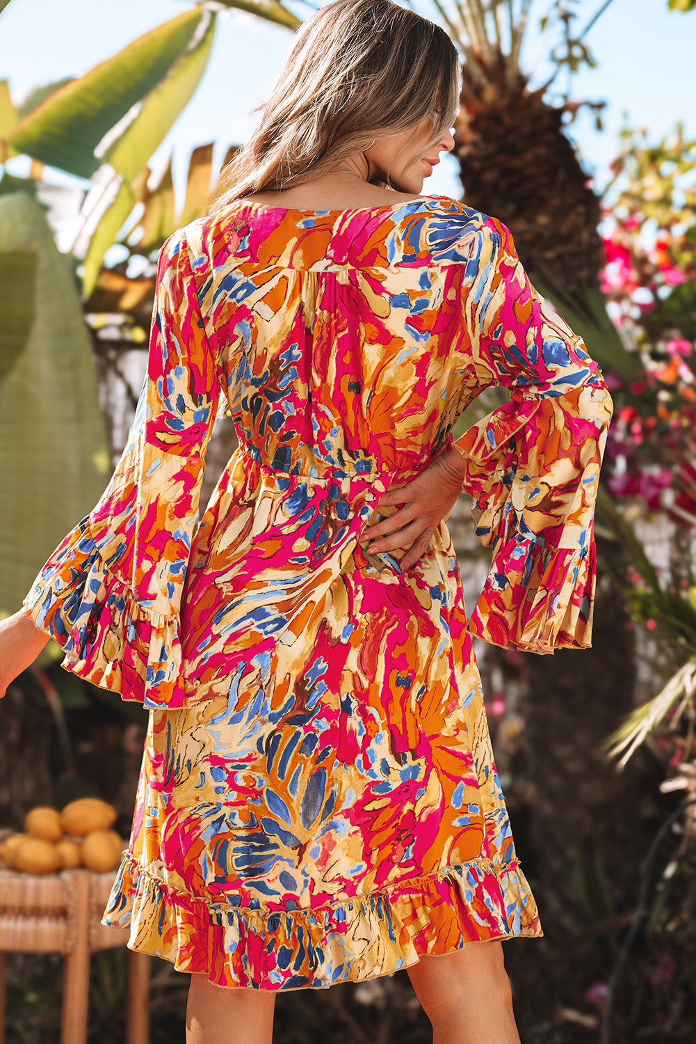 Robe tunique fluide à taille haute et manches évasées et ourlet à volants